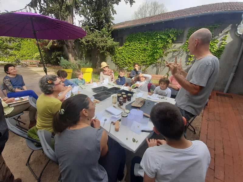 L'artiste juran&ccedil;onnais Olivier Layus a initi&eacute; parents et enfants &agrave; l&rsquo;art ancestral du tataki zom&eacute;